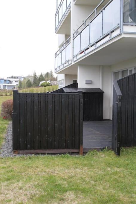 Quiet And Cozy Apartment With A Lake View Reykjavik Exterior photo